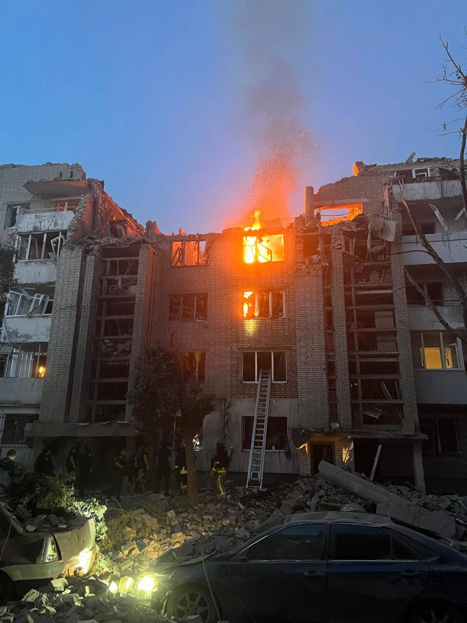У Львові внаслідок російської ракетної атаки горять житлові будинки, є постраждалі