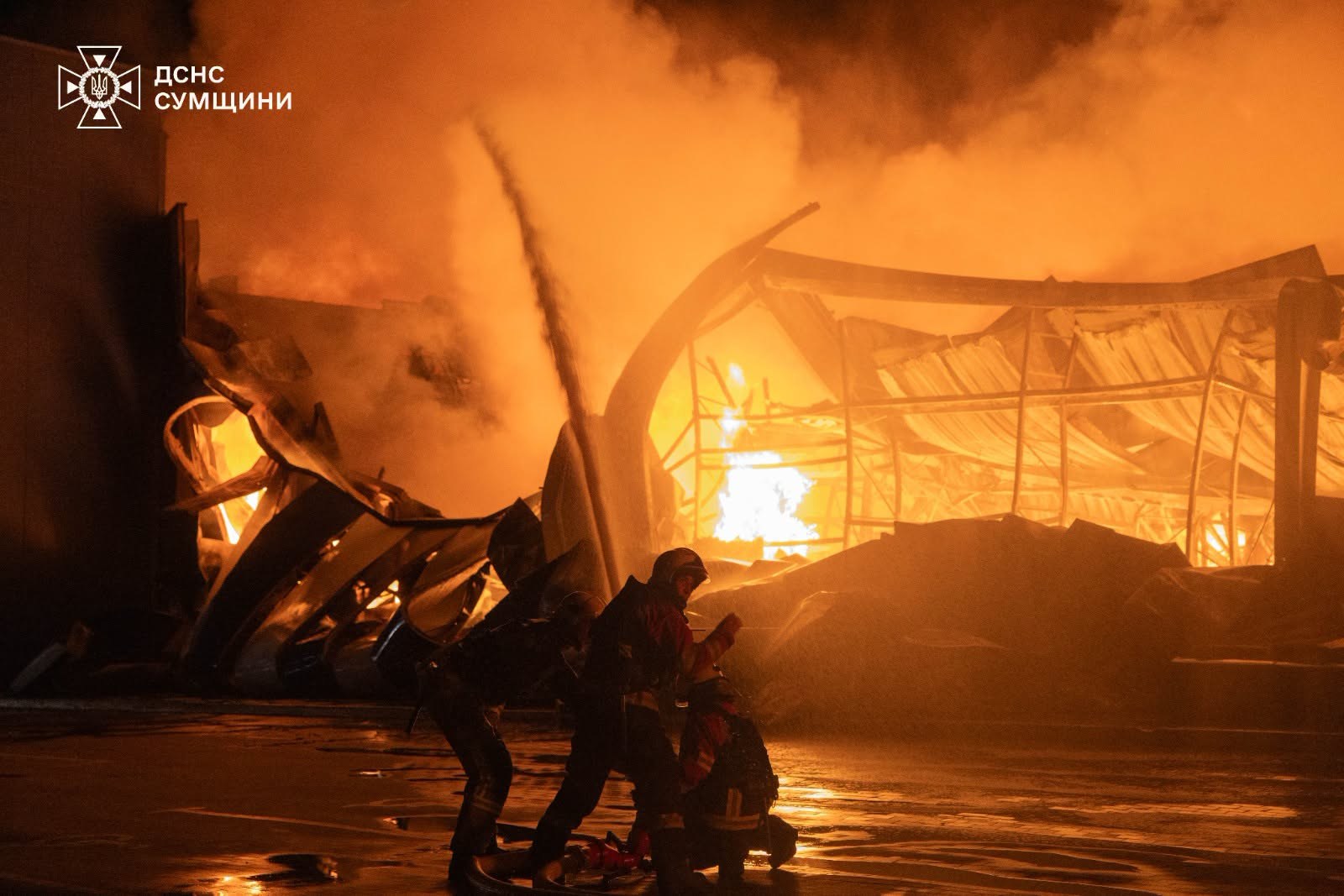 У Сумах після удару по 9-поверхівці ворог бив по рятувальниках біля ТЦ