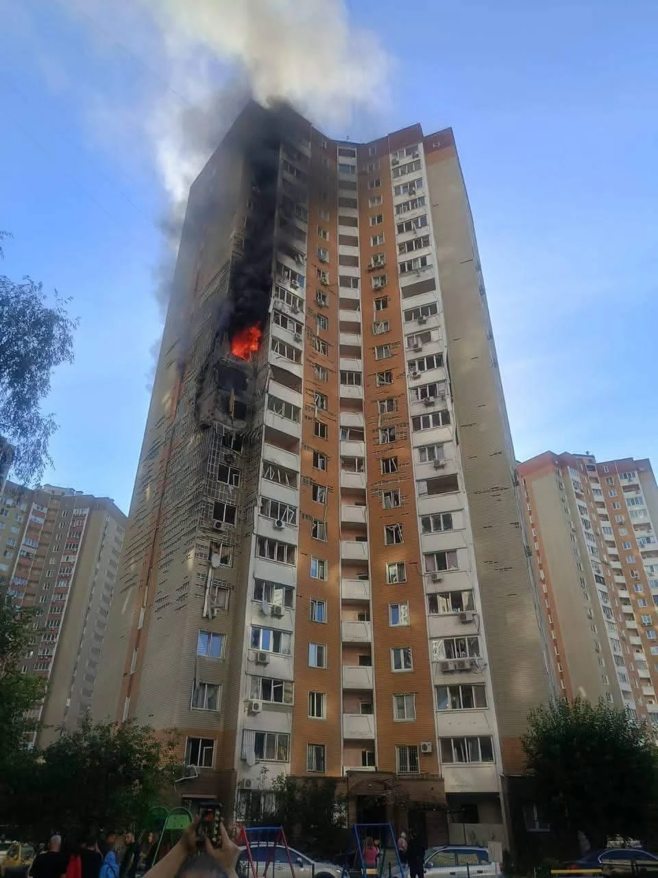 Удар БпЛА по 24-поверхівці в Києві: рятувальники ліквідували пожежу на 80 кв. м
